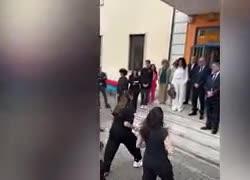 Tivoli, il ministro Valditara accolto con un balletto hip hop dalle studentesse del liceo Isabella d'Este, è polemica - VIDEO