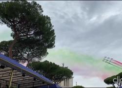 Parata 2 giugno 2024, il passaggio delle Frecce Tricolori sui fori imperiali, Baglioni canta l'inno di Mameli - VIDEO