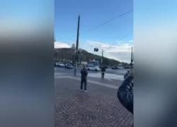 Torino, il momento in cui il bus turistico cade nel Po, andava a prendere una scolaresca in gita, autista Nicola Di Carlo morto per "malore improvviso" - VIDEO