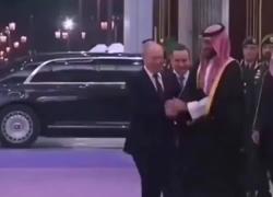 Putin vola da Bin Salman in Arabia Saudita, incontro su guerra e petrolio, il caloroso saluto dello zar che gli dà il cinque - VIDEO