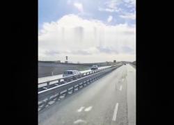 Altamura (BA), auto guidata da anziano in contromano su statale, camionista lo ferma e lo avverte: "Girati", poi blocca traffico - VIDEO