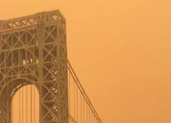 Incendi in Canada, anche New York invasa dallo smog e dalle polveri sottili,  il sindaco Eric Adams: "Restate in casa e usate la mascherina" - VIDEO