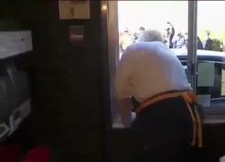 Donald Trump frigge patatine da McDonald's in Pennsylvania col grembiule: "Bello ma mi pagano poco" - VIDEO