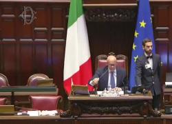 Bonelli-show contro decreto Salva-Milano, canta in Aula via Gluck di Celentano, Rampelli: “Per fortuna è intonato” - VIDEO