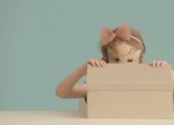 Germania, bambine coi vibratori, spot contro la teoria gender-fluid ai minori: "È una piastra per capelli?" - VIDEO choc
