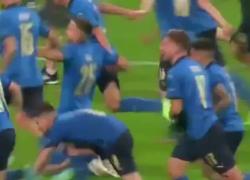 Italia campione d'Europa: tra entusiasmo e gioia...cascano i pantaloni IL VIDEO