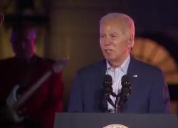 Usa, Biden biascica durante il discorso: "Lei conosce la perdita... sa... che la nostra libertà non potrà mai essere garantita" - VIDEO