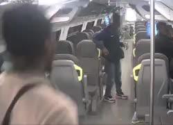Lecco, rapina choc a colpi di machete su un treno regionale, 4 ragazzi africani arrestati - VIDEO