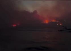 Incendio doloso a Creta, evacuate 5mila persone, hotel e case, venti a 80 km/h rallentano operazioni di spegnimento - VIDEO