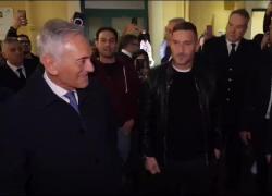 Totti e Spalletti, l'abbraccio (dopo sei anni) al Bambino Gesù di Roma, pace fatta, il ct: "Dalla parte del cuore" - VIDEO