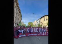 Milano, corteo per il Leoncavallo, oltre 5mila protestano contro lo sgombero, fra cui Paolo Rossi, Claudio Bisio e Gabriele Salvatores - VIDEO