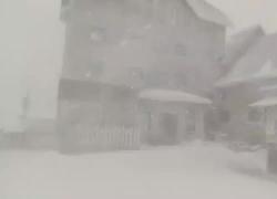 Alpinisti dispersi sul Gran Sasso, bloccati 11 soccorritori nell'ostello "Lo Zio" di Campo Imperatore a 2100 metri di quota per la bufera - VIDEO