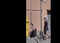 Genova, donna presa a sassate in un parco da Luca Iacobelli, clochard di 34 anni con precedenti penali - VIDEO