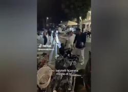 Lignano Pineta, Mario Balotelli ubriaco cade a terra e non riesce a rialzarsi dopo sconfitta Italia ad Europei - VIDEO