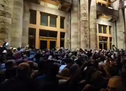 Nagorno-Karabakh, uccisi peacekeeper russi, Baku annuncia cessate il fuoco, proteste a Erevan per mancato intervento - VIDEO