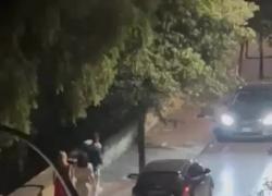 Napoli, il teatrino “Lui, Lei, l’Altro”: Lui schiaffeggia la fidanzata; Lei: “Andò sali in macchina”; l’Altro fa Lancillotto, ma fugge via - VIDEO