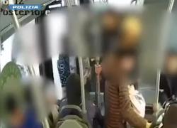 Milano, 70enne picchiata e rapinata su bus Atm della linea 80 per una collanina d'oro, arrestati dopo 6 mesi 5 egiziani - VIDEO