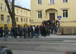 Ucraina, lunga coda per donare il sangue ai militari feriti nel conflitto: il VIDEO
