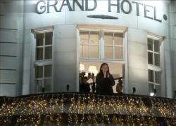 Premio Nobel per la Pace, Machado affacciata da hotel a Oslo, apparsa in pubblico la prima volta dopo 11 mesi: “Scusate il ritardo” - VIDEO