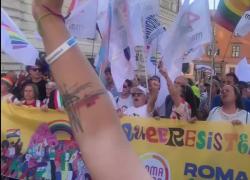 Gualtieri canta Bella ciao al Gay Pride di Roma 2023, ma non sembra divertirsi - VIDEO