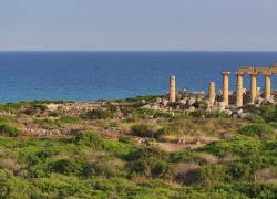 Selinunte, dalla sabbia emergono i resti dell’antico porto della colonia greca Megara Iblea del 782 a.C.: blocchi lunghi 15 metri e alti 1,80 - VIDEO