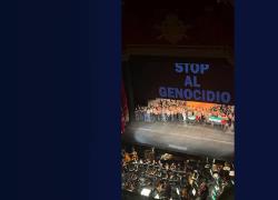 Milano, anche Roberto Bolle con Gaza, scritta “Stop al genocidio” e corpo di ballo con bandiere Palestina sul palco del Teatro della Scala – VIDEO