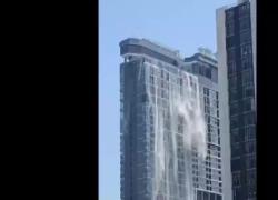 Bangkok, acqua precipita a cascata dalle piscine sui tetti dei grattacieli per il terremoto in Myanmar - VIDEO