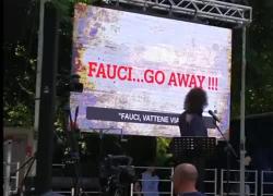 Anthony Fauci a Siena per ricevere la laurea ad honorem, 500 contestatori in piazza: "Autore del genocidio, verrai processato" - VIDEO