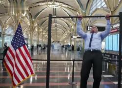 Usa, gara di trazioni Kennedy Jr-Sean Duffy in giacca e cravatta all’aeroporto di Washington, 20 ripetizioni per 71enne segretario Salute - VIDEO
