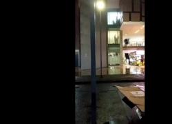 Colleghi fanno sesso nel bagno dell'ufficio, ma la finestra è trasparente e dalla strada si vede tutto - VIDEO