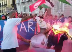 Napoli, cartonati di Trump e Meloni dati alle fiamme alla manifestazione per il disarmo, attivisti Opg Je so pazzo: "Disarmiamoli" - VIDEO