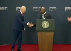 Biden, gaffe al comizio elettorale e con Lula: ripete il discorso 2 volte e non dà la mano al presidente - VIDEO
