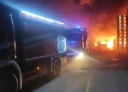 Reggio Emilia, esplosione e incendio nello stabilimento Inalca del gruppo Cremonini, rogo visibile dall'A1 - VIDEO