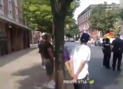 Usa, arrestato perché legge la Bibbia durante un gay pride in Pennsylvania. La psicopolizia woke ammanetta un manifestante pacifico - VIDEO