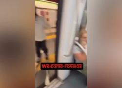 Metro A di Roma, ragazzo entra con sci, casco, tuta e guanti, ma è un filmato di lancio dei viaggi di Capodanno di ScuolaZoo - VIDEO