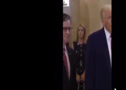 Usa, portavoce della Casa Bianca Leavitt ordina di spostare agente nero dall'inquadratura di Trump al Campidoglio - VIDEO