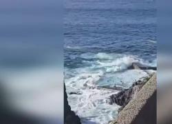 Tenerife, onde anomale di oltre 3 metri contro piscina naturale a Los Gigantes, morti 4 turisti in acqua mentre ammiravano mareggiata – VIDEO