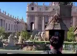 San Pietro, attivista di Femen arrestata dalla polizia, tentato furto del Bambinello per protesta contro la guerra in Ucraina - VIDEO