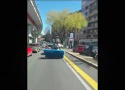 Roma, divano trasportato su monopattino elettrico da extracomunitario, via Prenestina intasata: fermato da polizia municipale - VIDEO