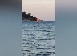 Olbia, yacht di 40 metri in fiamme davanti alla spiaggia delle Saline, i passeggeri si tuffano in mare - VIDEO