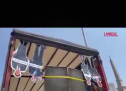 Gay Pride Roma, cartonati di Netanyahu e Trump a testa in giù sui carri della parata, sventolate bandiere della Palestina - VIDEO