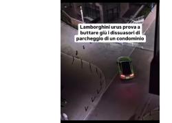 Milano, schianta Lamborghini Urus S da 240mila € ripetutamente contro i dissuasori del condominio nel tentativo di tornare a casa - VIDEO