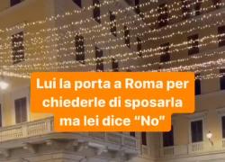 Proposta di matrimonio in centro a Roma, lui le chiede di sposarlo, lei rifiuta: “No, ma che ca**o fai” - VIDEO