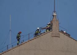 Conclave, montato il comignolo sul tetto della Cappella Sistina dai vigili del fuoco, da lì uscirà la fumata delle votazioni - VIDEO