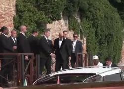 Matrimonio Bezos-Sanchez, l'arrivo del multimiliardario alla chiesa sull'isola di San Giorgio Maggiore in completo nero e occhiali da sole - VIDEO