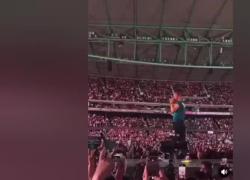Coldplay, la caduta di Chris Martin in una botola sul palco mentre indietreggiava - VIDEO