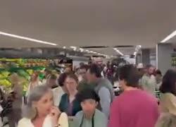 Spagna, l'isteria dopo il blackout, supermercati presi d'assalto per fare scorta di cibo e acqua, il VIDEO delle file