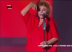Power Hits Estate 2021, Ornalla Vanoni canta in playback ma se ne dimentica: IL VIDEO 