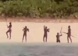 Porta una Coca Cola alla tribù più isolata e vulnerabile del mondo nel golfo del Bengala, arrestato youtuber americano-ucraino - VIDEO