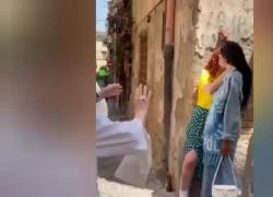 Napoli, suora interrompe il bacio tra due modelle: "Siete il diavolo" - VIDEO